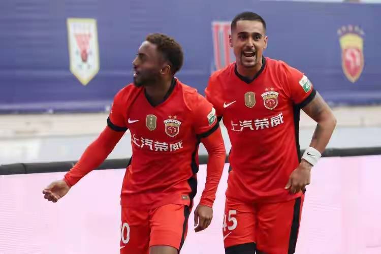 乐动体育- 风云突变上海海港冲刺阶段篮板制胜加时末段里昂队长鼓劲，现场解说直呼：集结日上海海港调整名单以备法甲